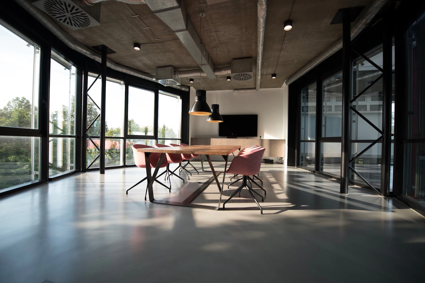 Ufficio moderno con grandi vetrate